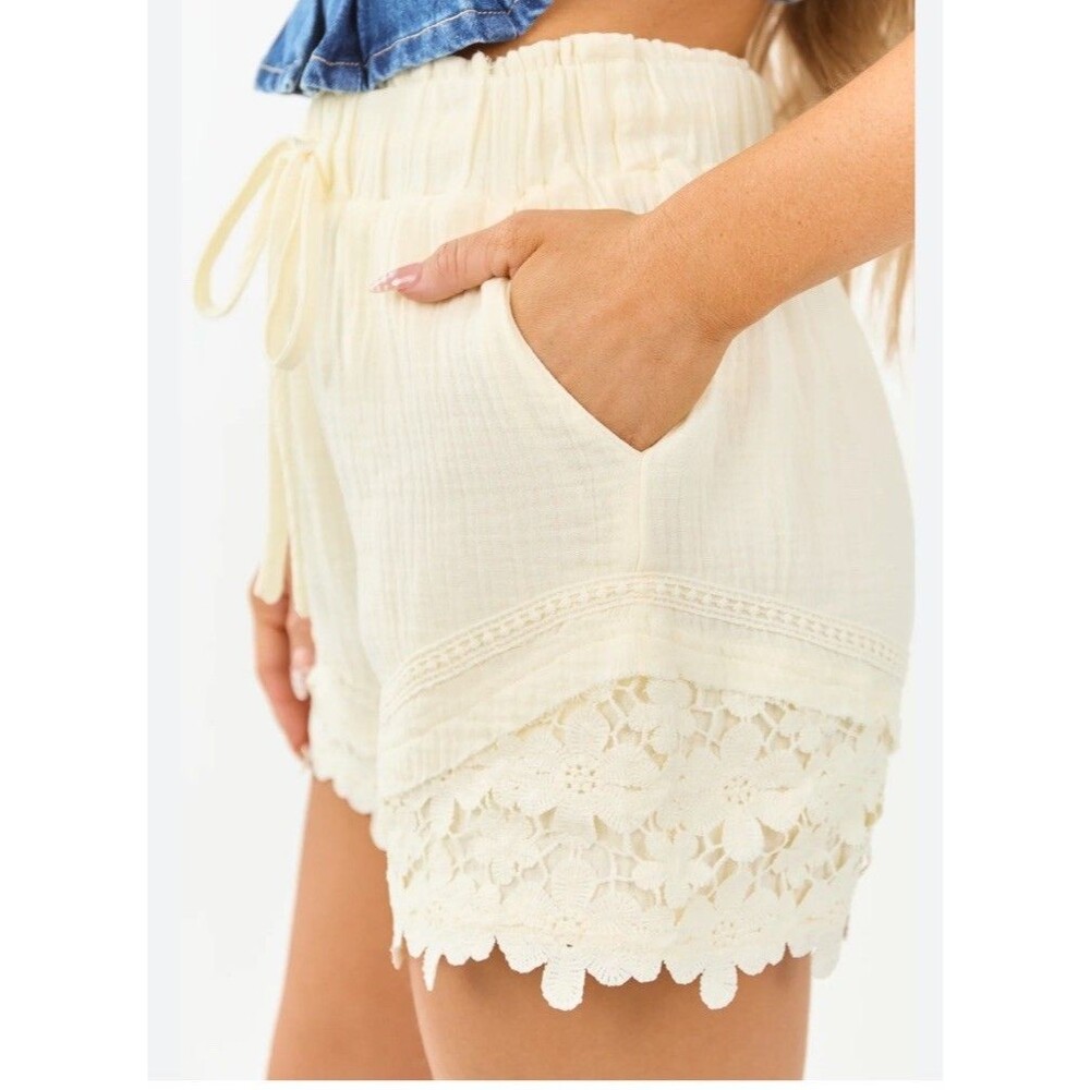 NWT Very J Shorts Gauze Ivory Cream Lace Floral Scalloped Hem Overlay S - Picture 2 of 10
